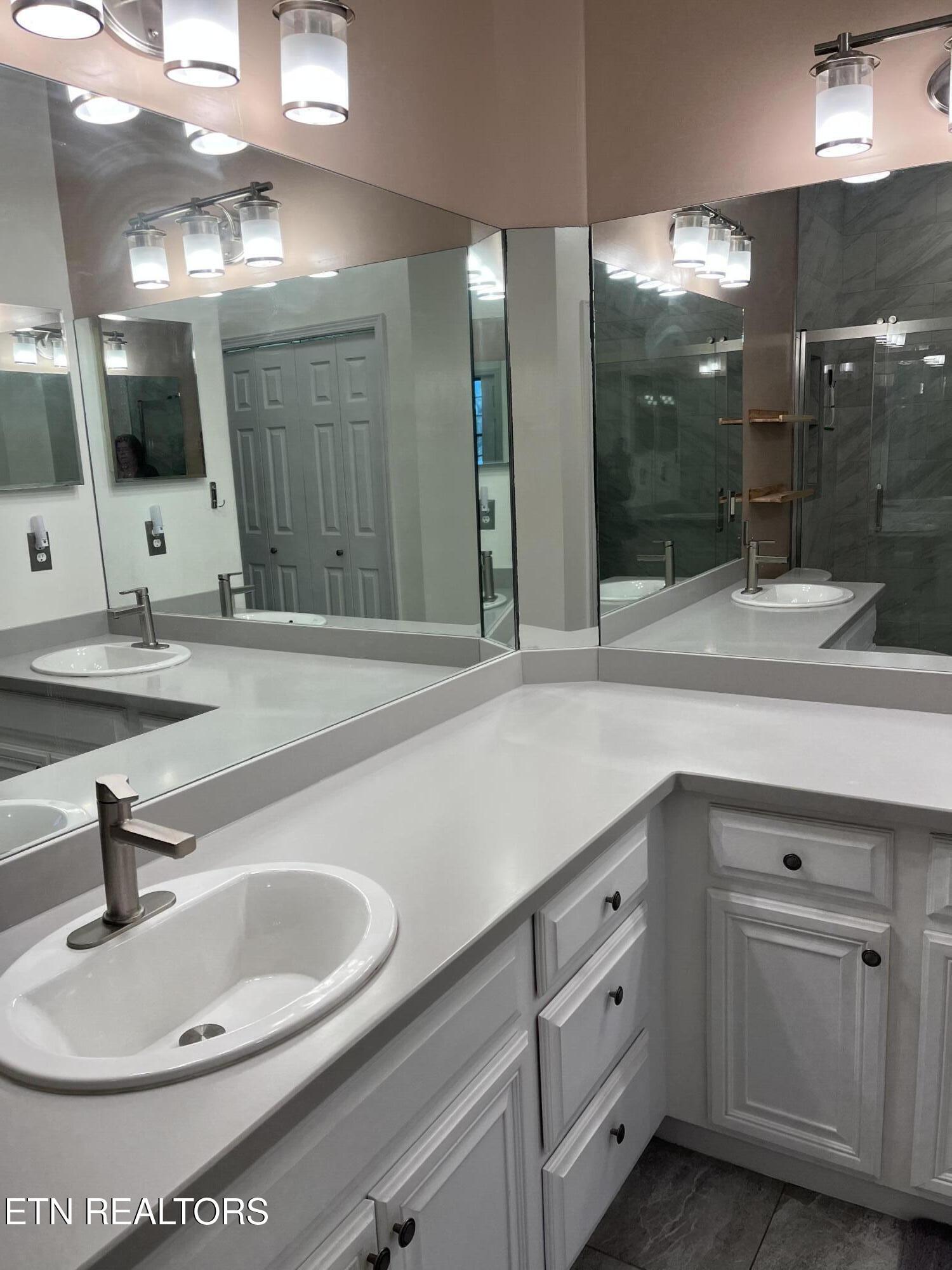 565 Rarity Bay Pkwy, Vonore, TN - Fort Loudoun and Tellico Lake Real Estate - Image# 9