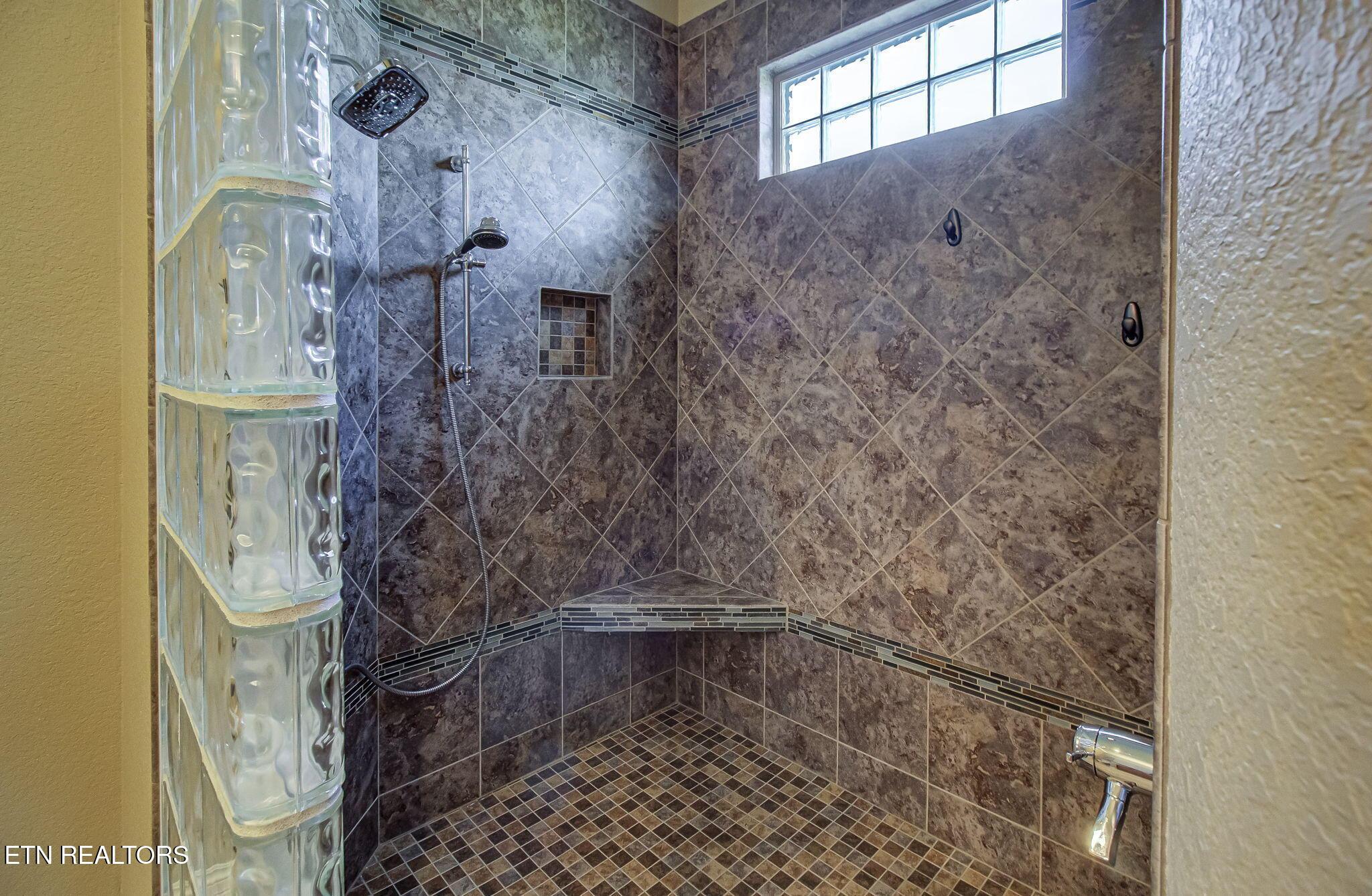 136 Hiwonihi Tr, Vonore, TN - Fort Loudoun and Tellico Lake Real Estate - Image# 31