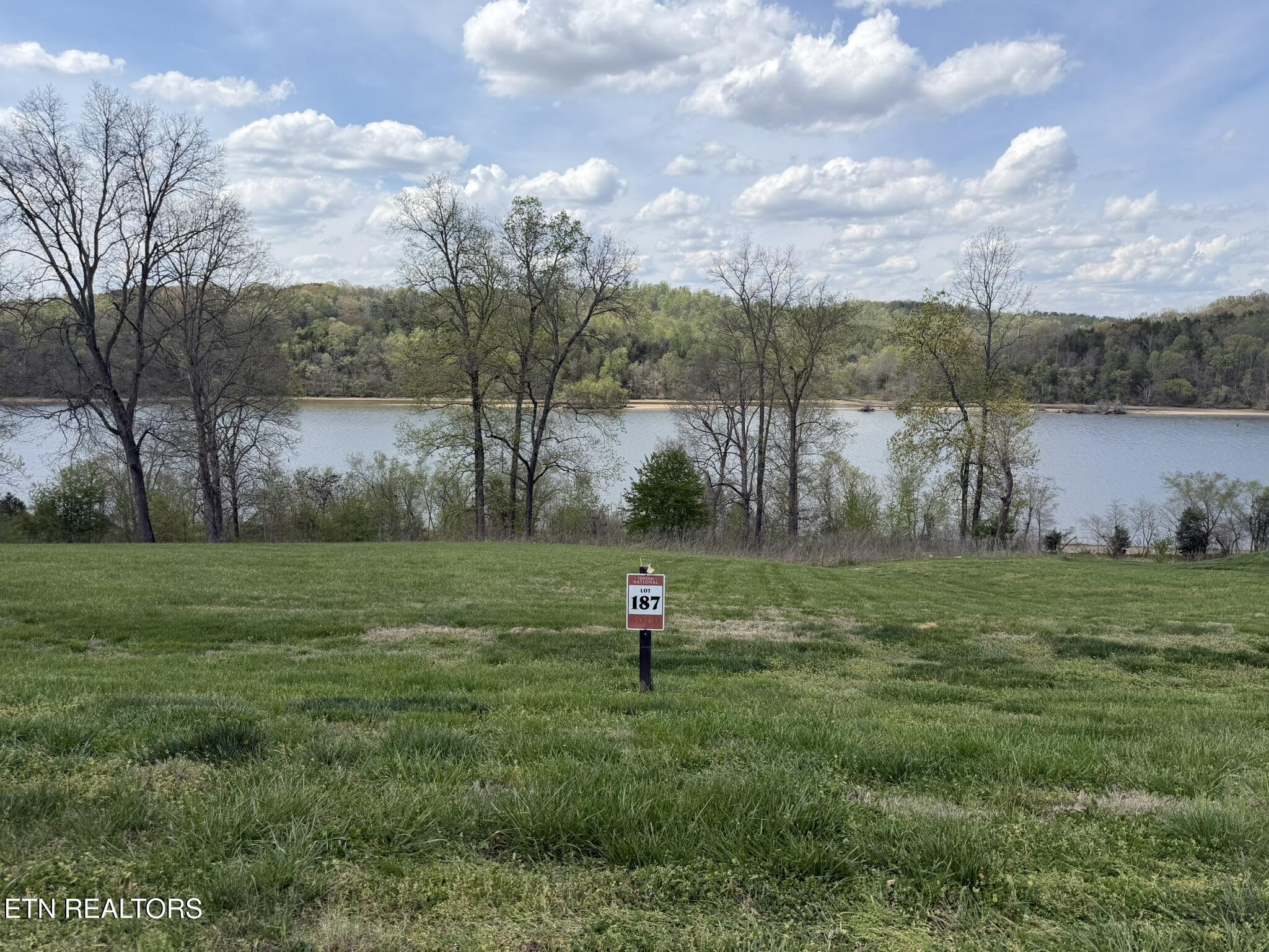 687 River Bank Tr, Loudon, TN - Fort Loudoun and Tellico Lake Real Estate - Image# 2