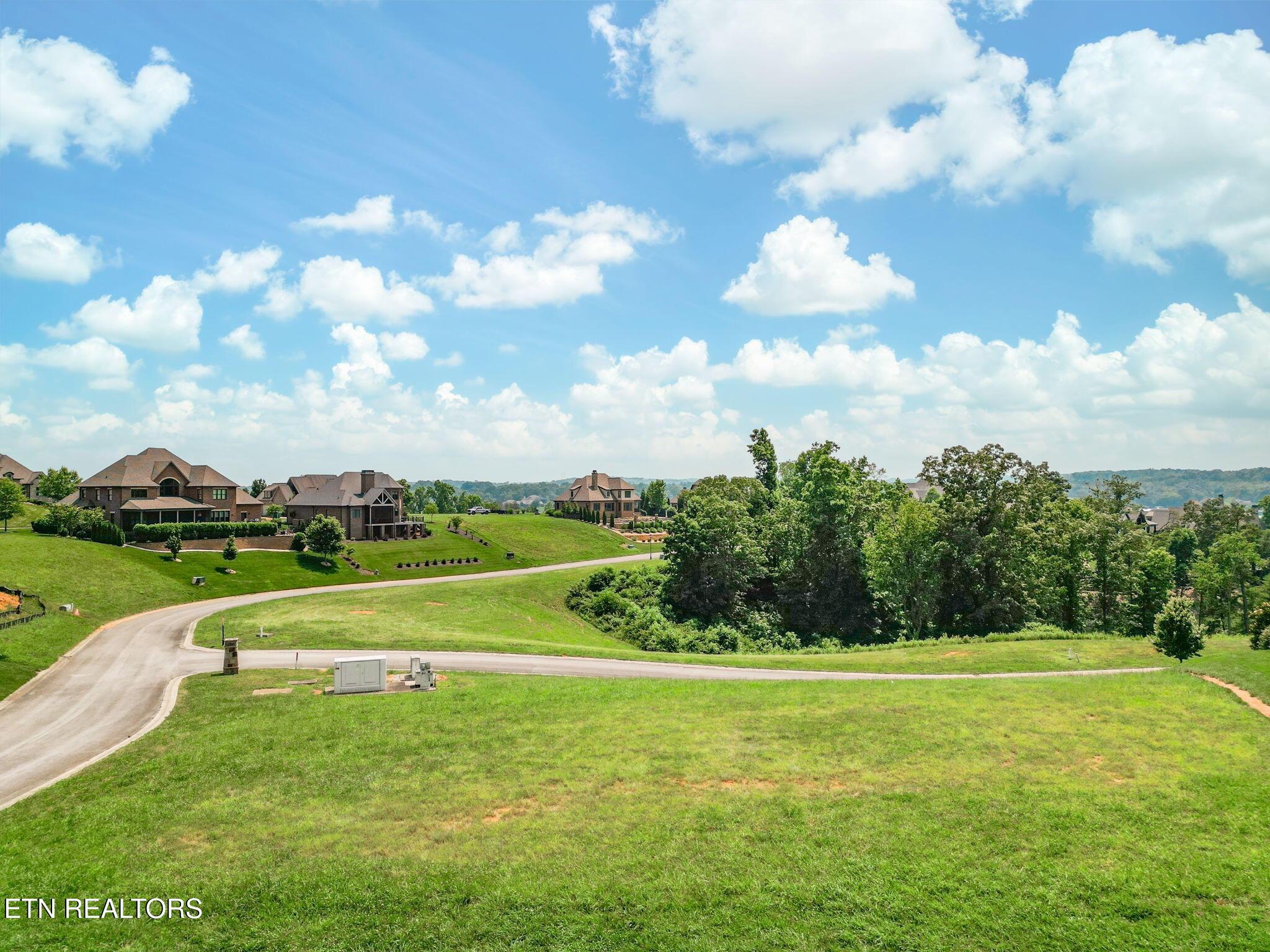 210 Beacon Court, Lenoir City, TN - Fort Loudoun and Tellico Lake Real Estate - Image# 2