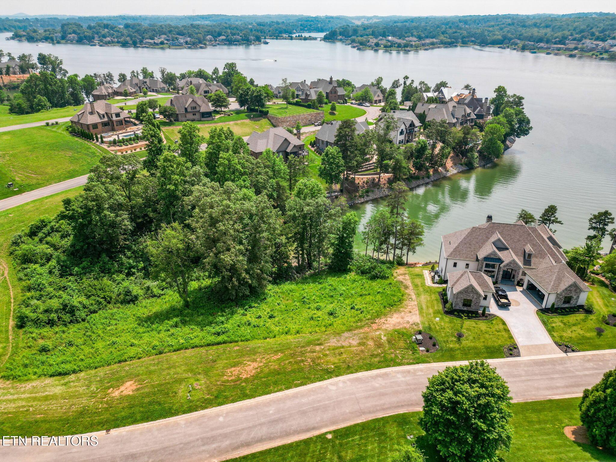377 Beacon Court, Lenoir City, TN - Fort Loudoun and Tellico Lake Real Estate - Image# 2