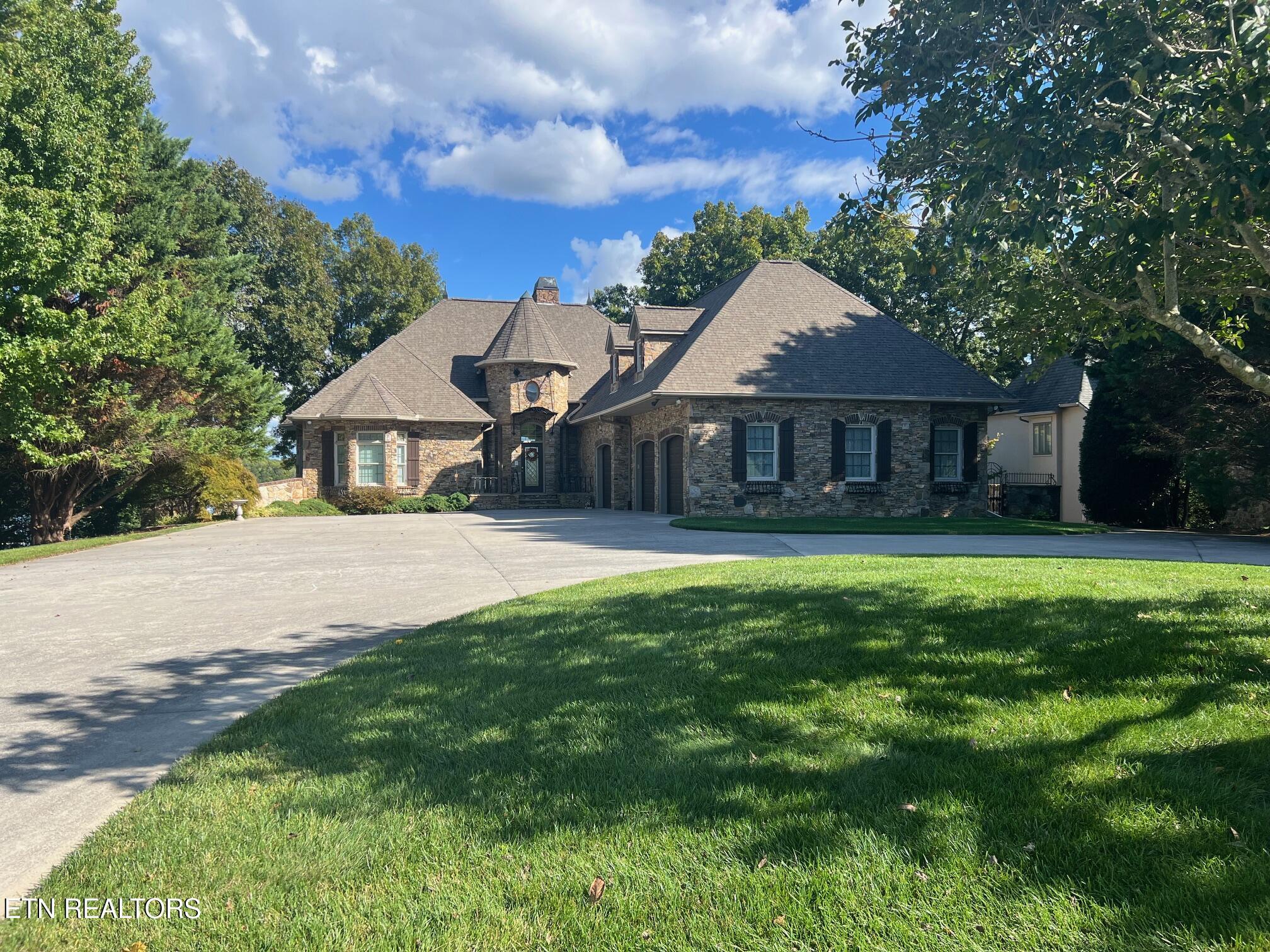 275 Rock Point Drive, Vonore, TN - Fort Loudoun and Tellico Lake Real Estate - Image# 2